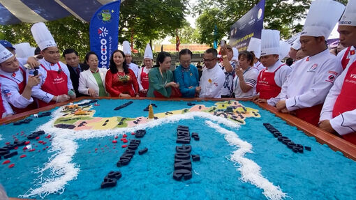 Xác lập kỷ lục Bản đồ Việt Nam làm từ xôi nước cốt dừa lớn nhất