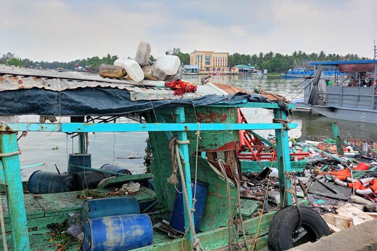 Cháy, nổ tàu cá tại bến phà Tắc Cậu