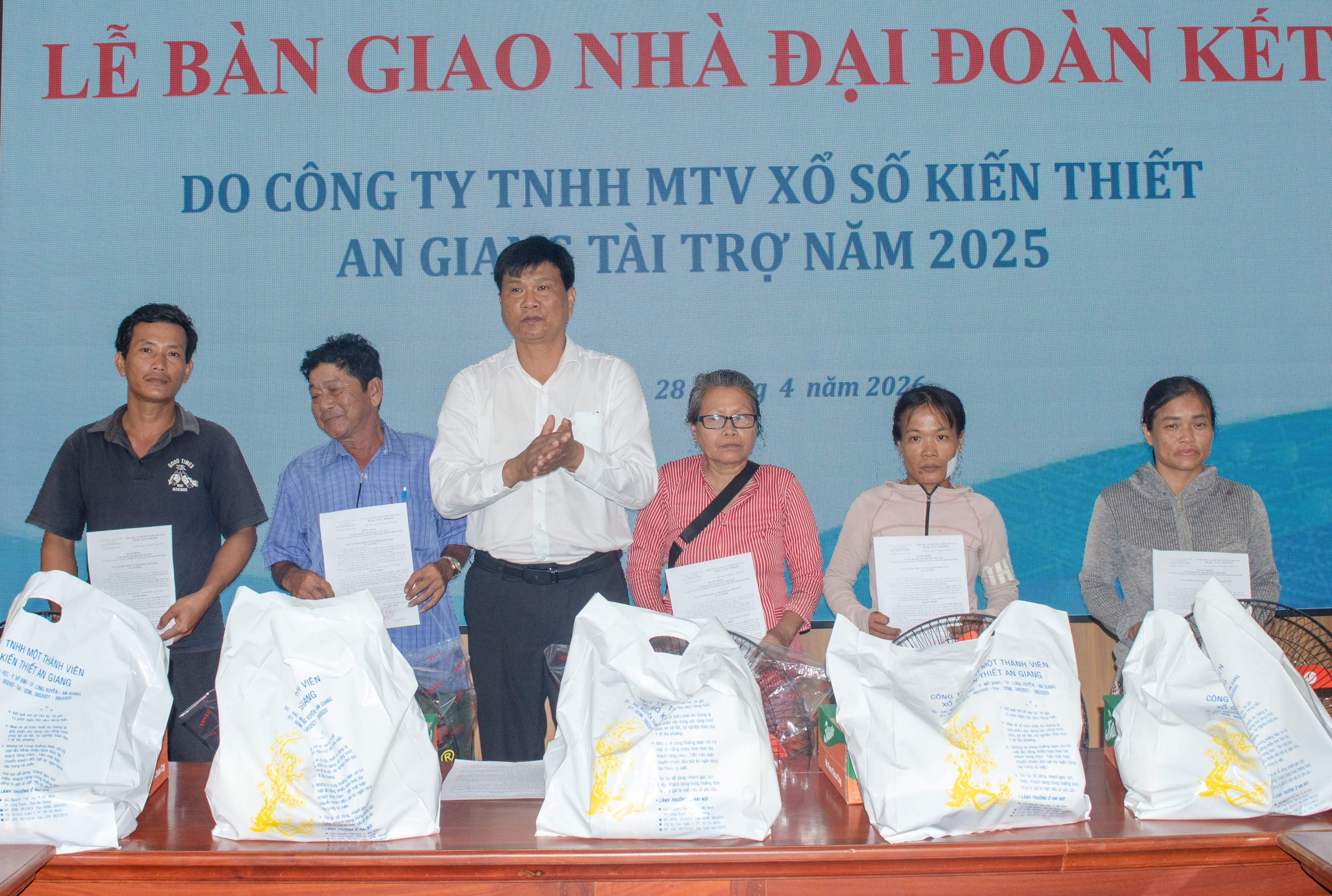 Bàn giao 10 căn nhà đại đoàn kết cho hộ khó khăn xã An Minh