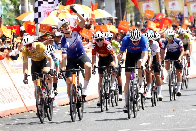 Cú đẩy xe đẳng cấp mang về chiến thắng ngoạn mục cho tay đua người New Zealand