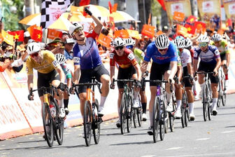 Cú đẩy xe đẳng cấp mang về chiến thắng ngoạn mục cho tay đua người New Zealand