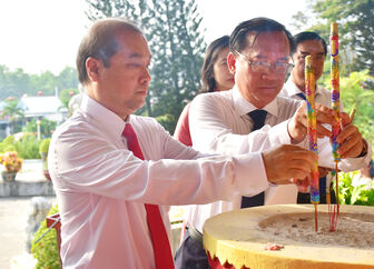 Hai phường Châu Đốc, Vĩnh Tế dâng hương tưởng niệm các anh hùng, liệt sĩ