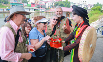 Gần 200 nhiếp ảnh gia quốc tế tác nghiệp tại làng cổ Thổ Hà