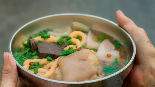 Bún suông hơn nửa thế kỷ ở miền Tây: Chả tôm giống con đuông làm nên hương vị riêng