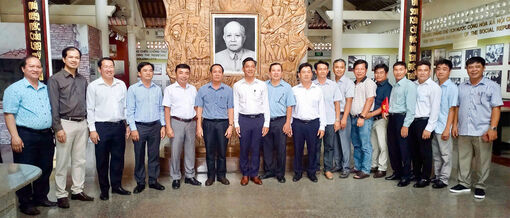 Cán bộ, đảng viên xã Tân Hội về nguồn tại Khu lưu niệm Chủ tịch Tôn Đức Thắng