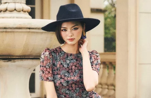 Váy hoa nhí tay phồng, kiểu váy họa tiết đẹp nhất mùa