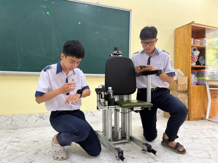 Học sinh chế tạo robot giám sát sức khỏe người cao tuổi