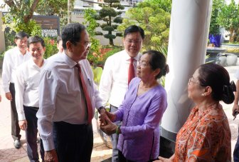 Chủ tịch Quốc hội Trần Thanh Mẫn thăm, tặng quà gia đình chính sách tại An Giang