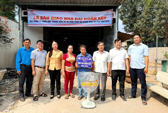 Bàn giao 10 căn nhà đại đoàn kết tại xã Cô Tô