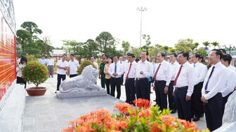 Chủ tịch Quốc hội Trần Thanh Mẫn dâng hoa, dâng hương tại Đền Tưởng niệm Anh hùng liệt sĩ và người có công