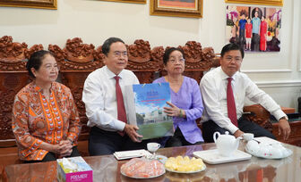 Chủ tịch Quốc hội Trần Thanh Mẫn thăm, tặng quà gia đình chính sách tại An Giang