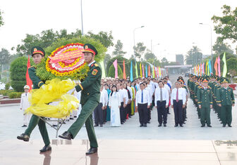 Lãnh đạo tỉnh An Giang viếng Nghĩa trang Liệt sĩ