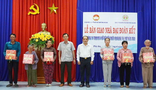 Bàn giao 10 căn nhà Đại đoàn kết tại xã Phú An