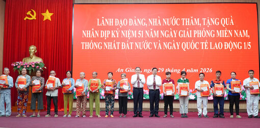 Chủ tịch Quốc hội tặng quà gia đình chính sách, công nhân, người lao động khó khăn tại An Giang