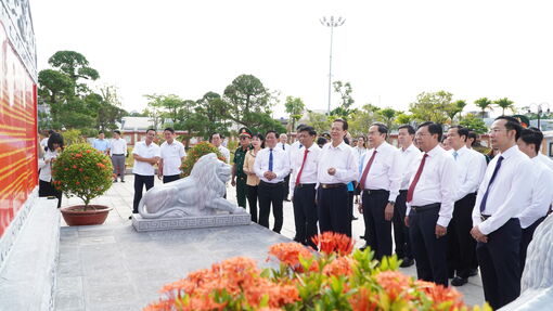 Chủ tịch Quốc hội Trần Thanh Mẫn dâng hoa, dâng hương tại Đền Tưởng niệm Anh hùng liệt sĩ và người có công