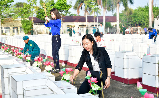 Đảng bộ, quân và dân các xã Đông Thái, An Biên, Tây Yên viếng nghĩa trang liệt sĩ