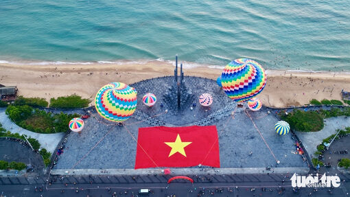 Lần đầu bay khinh khí cầu ở Tuy Hòa, du khách chiêm ngưỡng trong bình minh