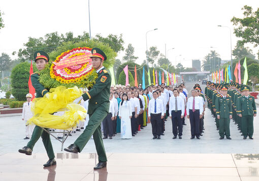 Lãnh đạo tỉnh An Giang viếng Nghĩa trang Liệt sĩ