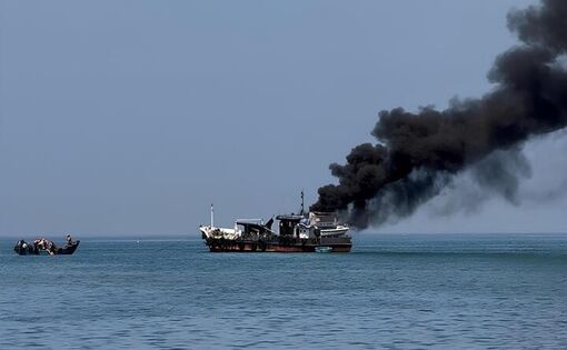 Tàu chở dầu bốc cháy dữ dội, 2 người thoát nạn, 1 người mất tích