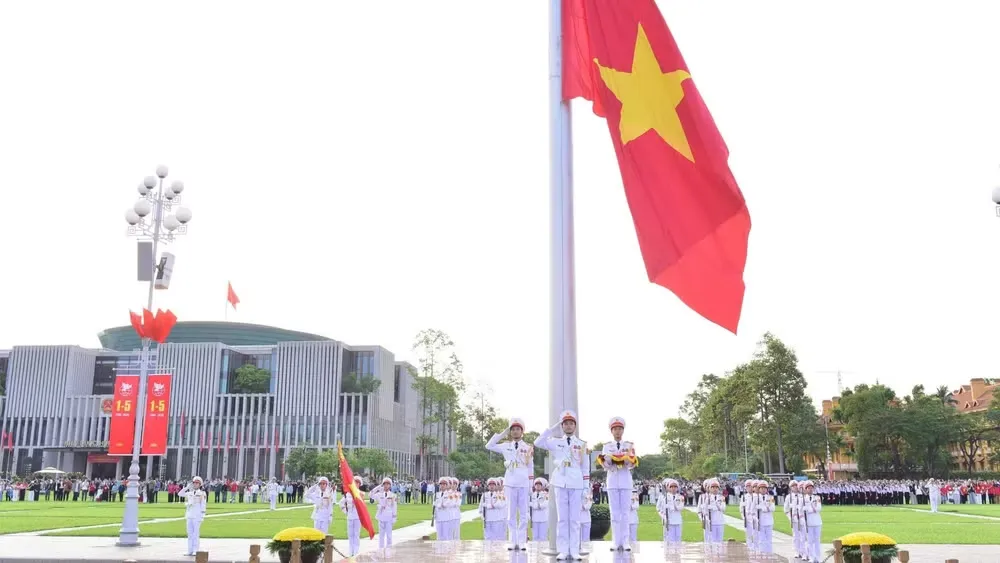 Thiêng liêng, xúc động Lễ chào cờ trong ngày kỷ niệm 51 năm non sông liền một dải