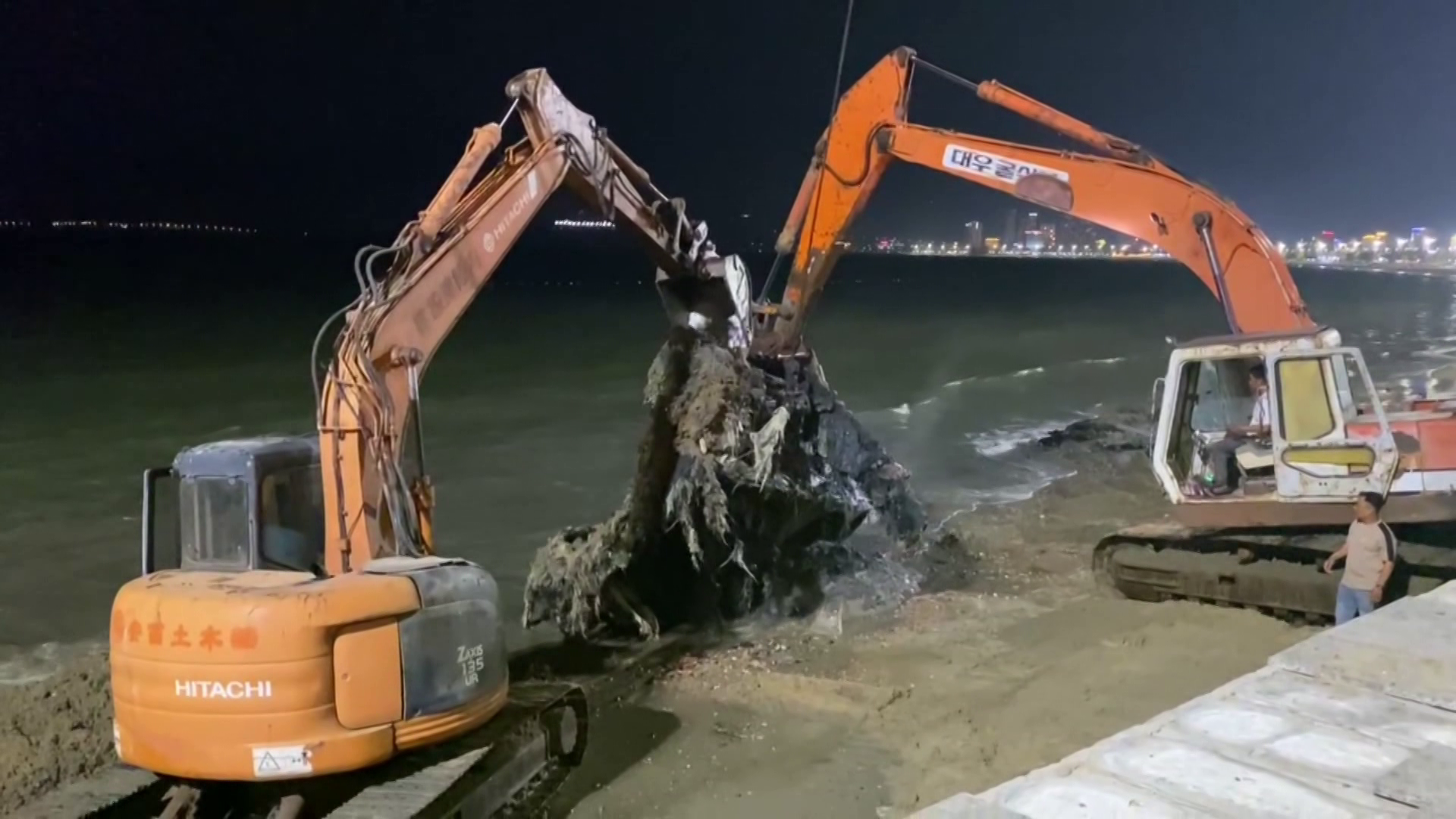 Trục vớt thành công xe tăng bị chôn vùi ở bãi biển Quy Nhơn