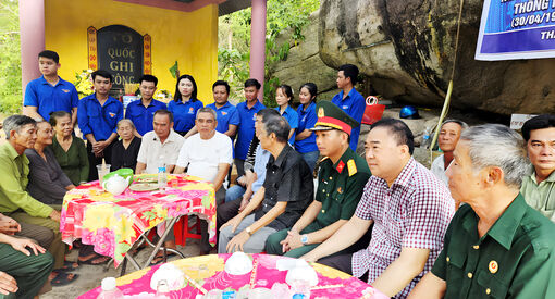 Ba Chúc họp mặt tại hang Chi bộ - địa chỉ đỏ gắn liền với lịch sử đấu tranh cách mạng kiên cường của địa phương