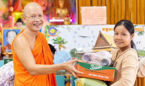 Chùa Thứ Năm trao tặng 220 suất quà cho người dân xã Đông Thái