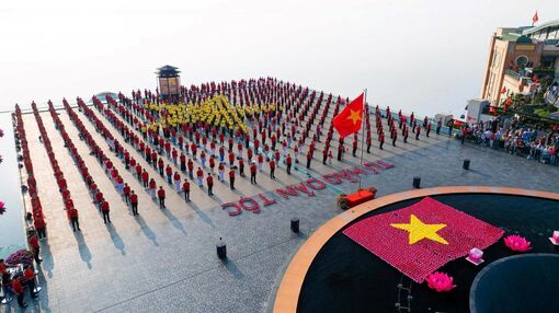 Hàng nghìn người phủ sắc đỏ trên đỉnh núi Bà Đen trong Lễ Thượng cờ 30/4