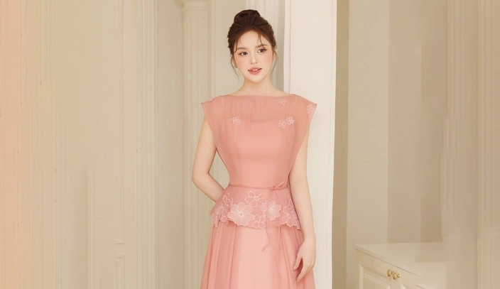 Hè đến, chị em cứ diện trang phục sáng màu là vẻ ngoài lập tức trẻ trung