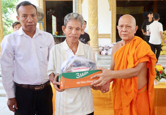 Chùa Hòn Sóc trao 150 suất quà cho người dân xã Hòn Đất