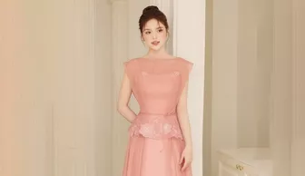 Hè đến, chị em cứ diện trang phục sáng màu là vẻ ngoài lập tức trẻ trung