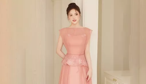 Hè đến, chị em cứ diện trang phục sáng màu là vẻ ngoài lập tức trẻ trung