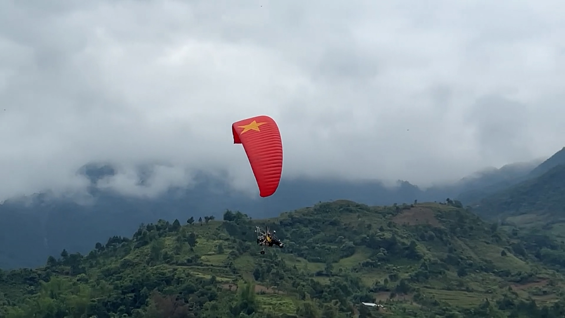 Bay trên mùa nước đổ Tú Lệ