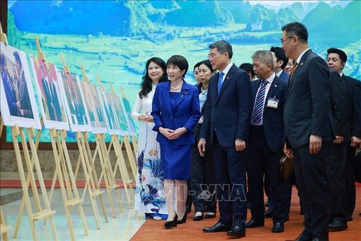 Thủ tướng Lê Minh Hưng và Thủ tướng Nhật Bản tham quan Trưng bày ảnh