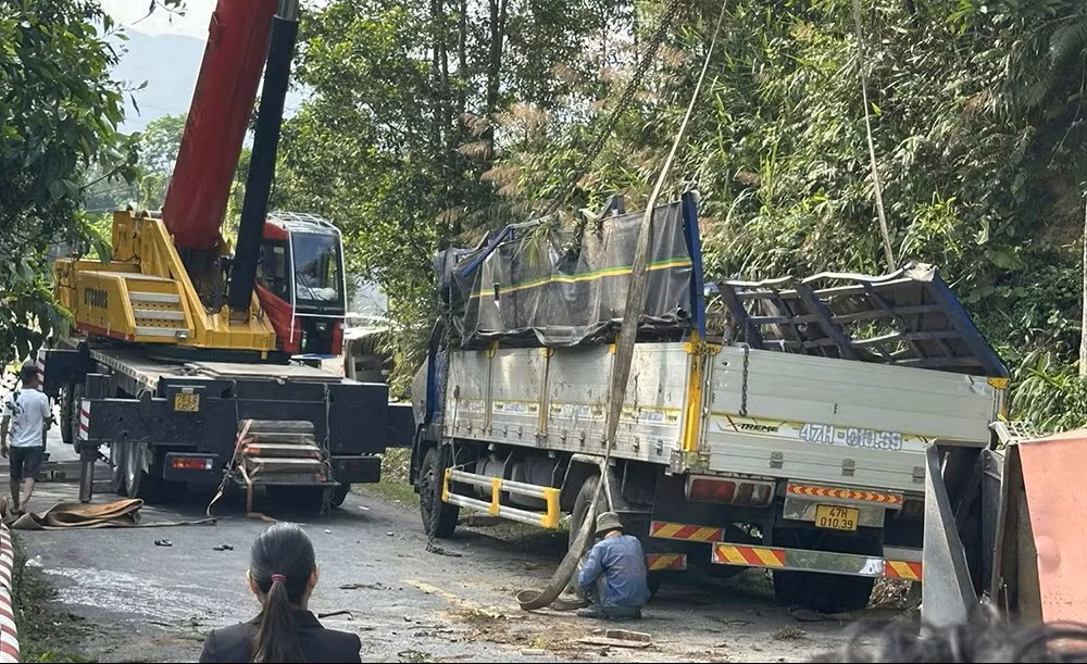Lật xe trên đèo Vi-Ô-Lắc, 2 người chết, 1 người bị thương nặng