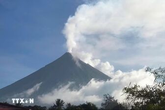 Philippines sơ tán hàng nghìn người do núi lửa Mayon phun trào