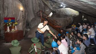 Đưa học sinh về “địa chỉ đỏ”