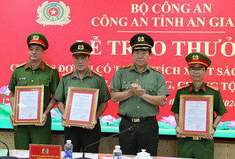 Trao thưởng các đơn vị có thành tích xuất sắc trong công tác đấu tranh phòng, chống tội phạm