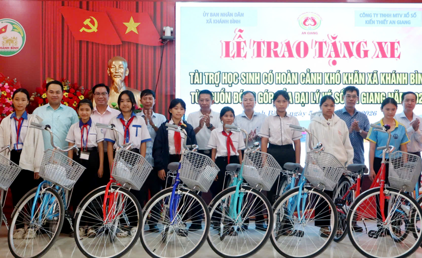 Trao 30 xe đạp cho học sinh có hoàn cảnh khó khăn xã Khánh Bình
