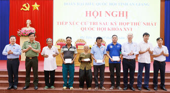 Đoàn Đại biểu Quốc hội đơn vị số 5 tiếp xúc cử tri tại phường Hà Tiên