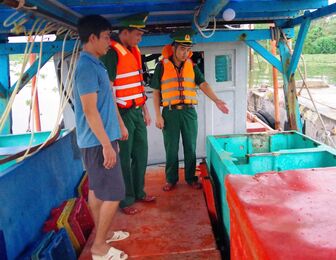 Hải đoàn Biên phòng 28 phát hiện tàu chở khoảng 16.000 lít dầu DO không giấy tờ hợp lệ