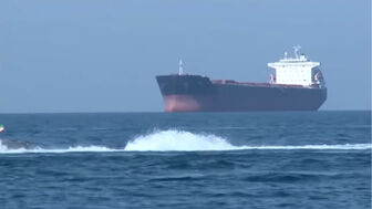 Tàu chiến Mỹ bị trúng tên lửa tại eo biển Hormuz
