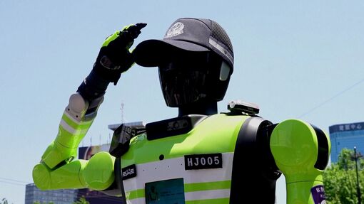 Robot điều tiết giao thông tại Trung Quốc