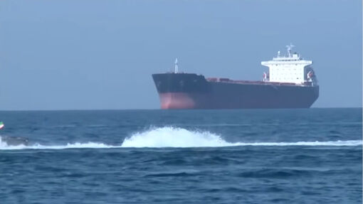 Tàu chiến Mỹ bị trúng tên lửa tại eo biển Hormuz