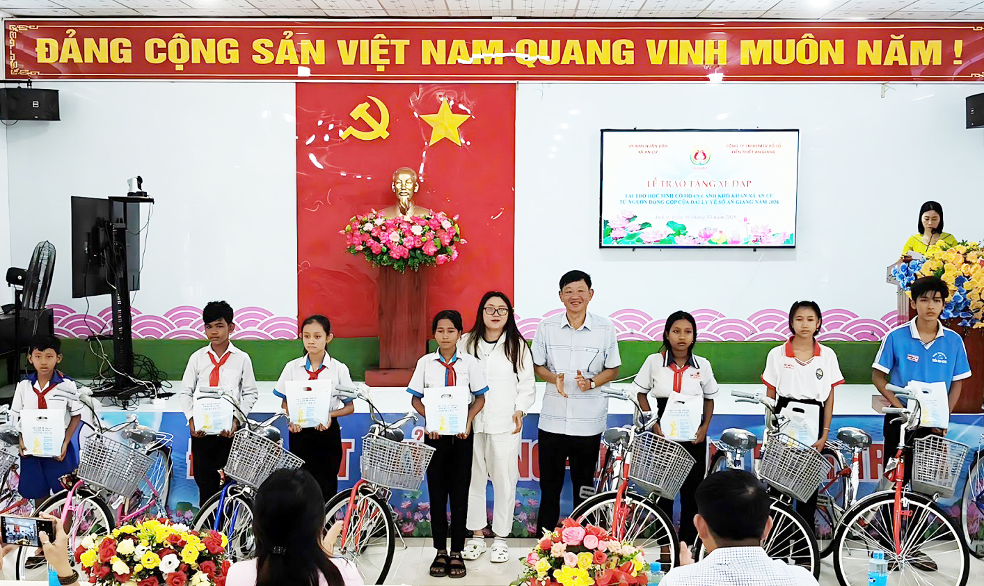 Tặng 30 xe đạp cho học sinh xã An Cư
