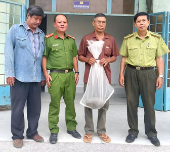 Công an xã Ô Lâm phối hợp thả cá thể tê tê vàng về môi trường tự nhiên