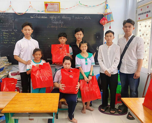 Gặp gỡ thầy giáo trẻ yêu thích làm thiện nguyện