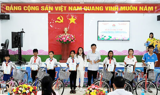 Tặng 30 xe đạp cho học sinh xã An Cư