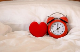 Giờ đi ngủ thất thường có thể tăng nguy cơ xảy ra biến cố tim mạch nghiêm trọng