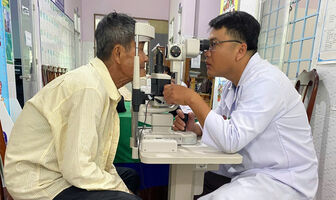 Khám mắt miễn phí cho 150 người dân xã Tây Yên